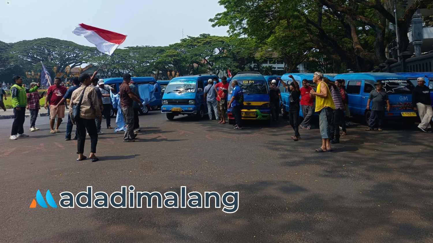 Aksi demonstrasi pengemudi angkutan umum kota Malang ini dilanjutkan di depan Balaikota Malang dan DPRD kota Malang (Foto : Fatma AdaDiMalang)