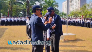 Diirektur POLINEMA, Ir. Supriatna Adhisuwignjo, ST., MT., menyematkan jas almamater kepada salah satu perwakilan mahasiswa baru POLINEMA (Foto : Agus Yuwono)