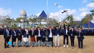 Direktur,Wakil Direktur, Kepala Jurusan POLINEMA melepaskan burung dara di upacara penerimaan mahasiswa baru tahun 2026 ini (Foto : Agus Yuwono)