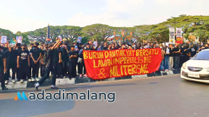 Aliansi Rakyat Bangkit Bersatu menggelar aksi demonstrasi di depan Bundaran Tugu kota Malang (Foto : Fitri AdaDiMalang)