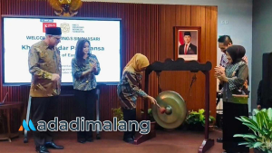 Gubernur Jawa Timur, Khofifah Indar Parawansa memukul gong sebagai tanda pembukaan 2 program studi baru di King's College London hari ini (Foto : Agus Yuwono)