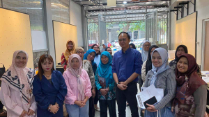Karyawan hotel mitra berfoto bersama tim pengabdian Fakultas Vokasi UB usai pelatihan di Gedung Fakultas Pertanian UB (Foto : Ist)