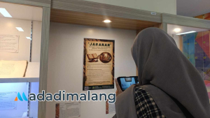 Pengunjung tengah mengamati beberapa Buku dan Naskah Kuno koleksi Dispussipda Kota Malang (Foto : Fatma AdaDiMalang)