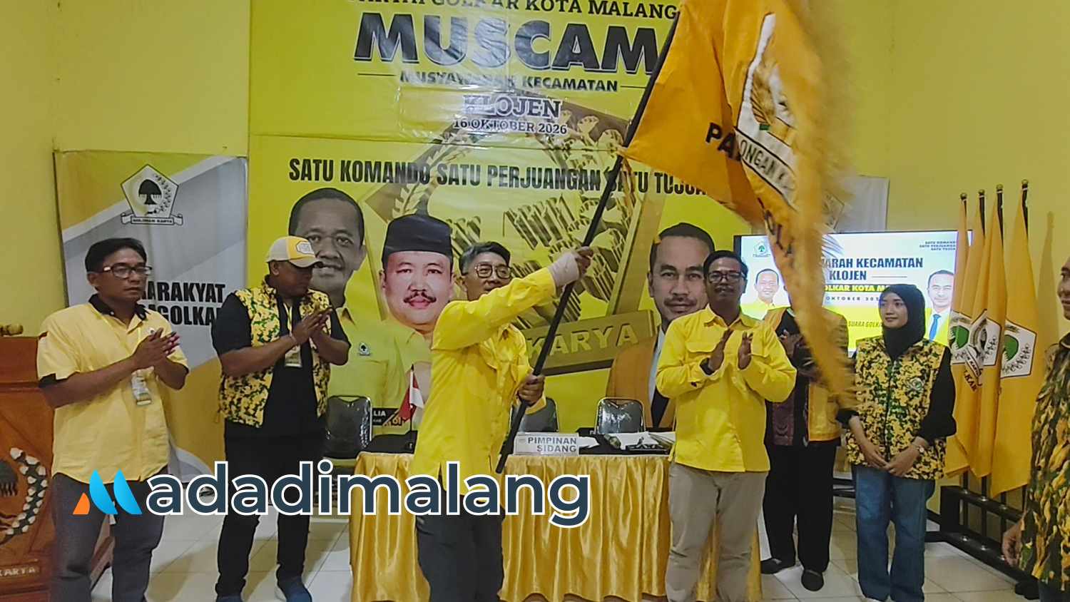 Handoko saat menerima Pataka Partai Golkar Kota Malang (Foto : Agus Yuwono) 