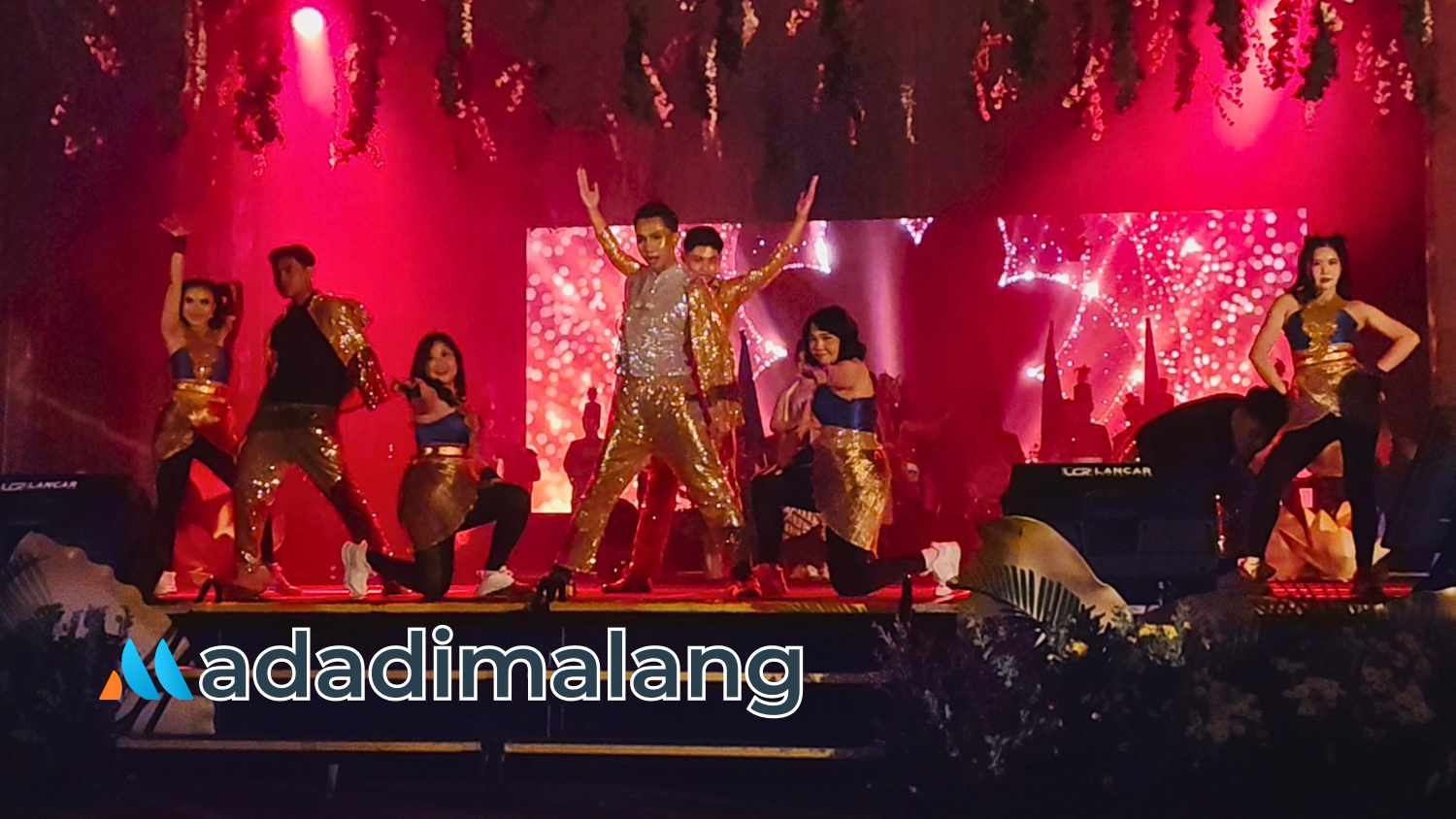 Salah satu penampilan dari para karyawan Grand Mercure Malang Mirama dalam perayaa 5 tahn Grand Mercure Malang Mirama pagi hari tadi (Foto : Agus Yuwono)