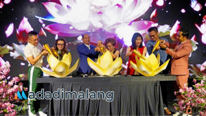 Penyiraman air ke bunga sebagai simbolisasi harapan agar Grand Mercur Malang Mirama makin berkembang dan terus tumbuh ke depannya (Foto : Ist)