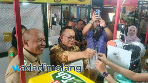 Direktur Sarana Perdagangan dan Logistik Kemendag, Sri Sugy Atmanto di dampingi Kepala Diskopindag Kota Malang, Eko Sri Yuliadi saat meninjau pasar Klojen Kota Malang (Foto : Fitri AdaDiMalang)