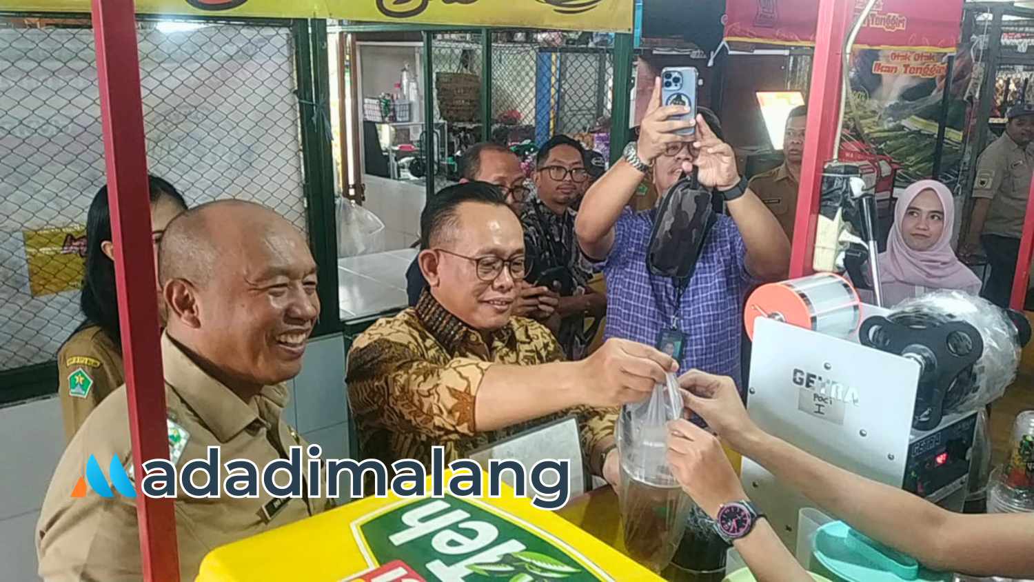 Direktur Sarana Perdagangan dan Logistik Kemendag, Sri Sugy Atmanto di dampingi Kepala Diskopindag Kota Malang, Eko Sri Yuliadi saat meninjau pasar Klojen Kota Malang (Foto : Fitri AdaDiMalang)