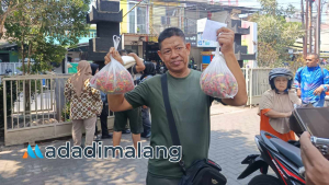 Salah satu warga yang membeli kebutuhan bahan pokok di Gerakan Pangan Murah (GPM) di Sumbersari kota Malang (Foto : Fitri AdaDiMalang)