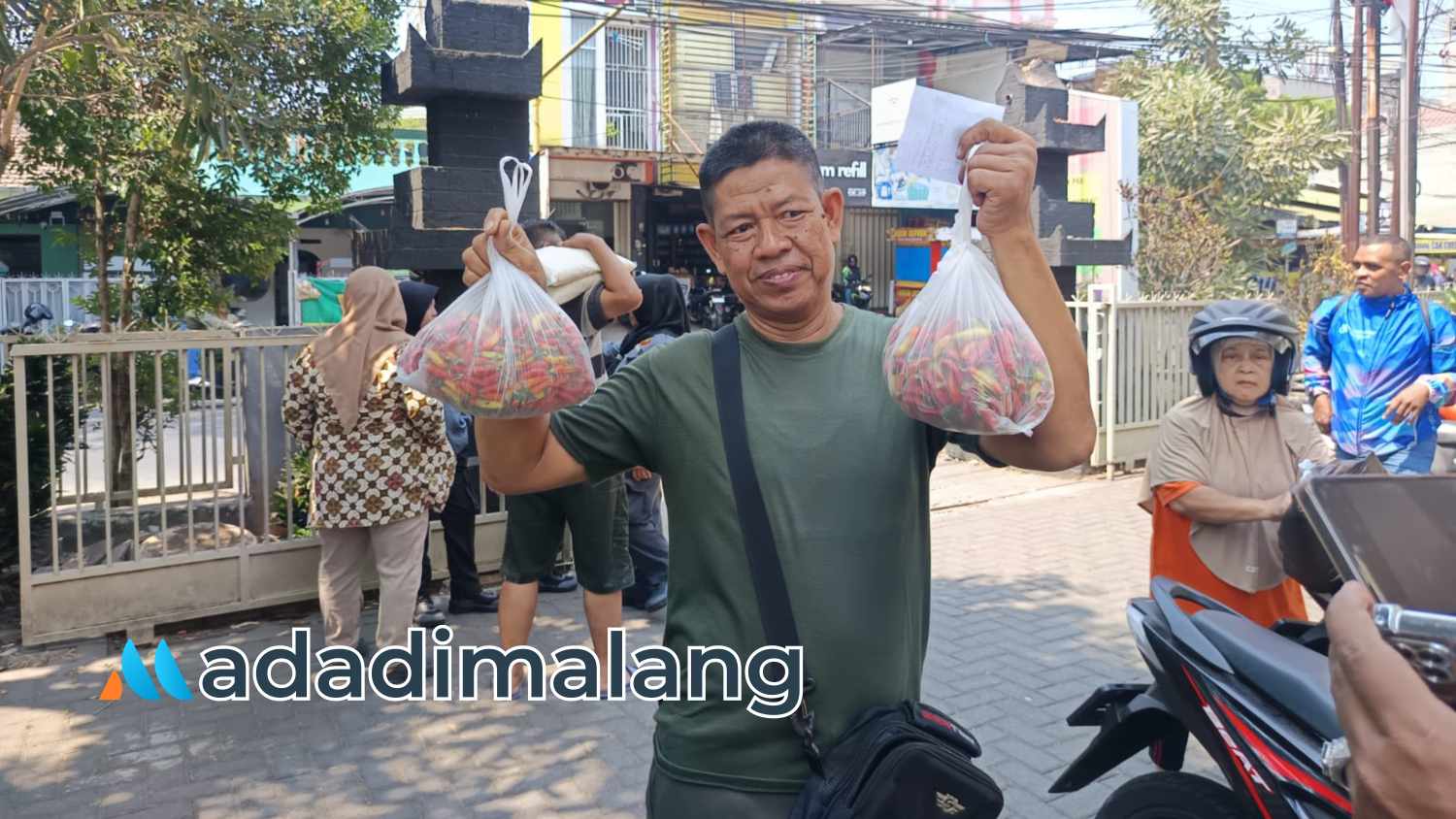 Salah satu warga yang membeli kebutuhan bahan pokok di Gerakan Pangan Murah (GPM) di Sumbersari kota Malang (Foto : Fitri AdaDiMalang)