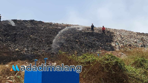 Petugas Pemadam Kebakaran Kota Malang melakukan upaya pemadaman di area sanitary landfill TPA Supit Urang, Kota Malang (Foto : Fitri AdaDiMalang)