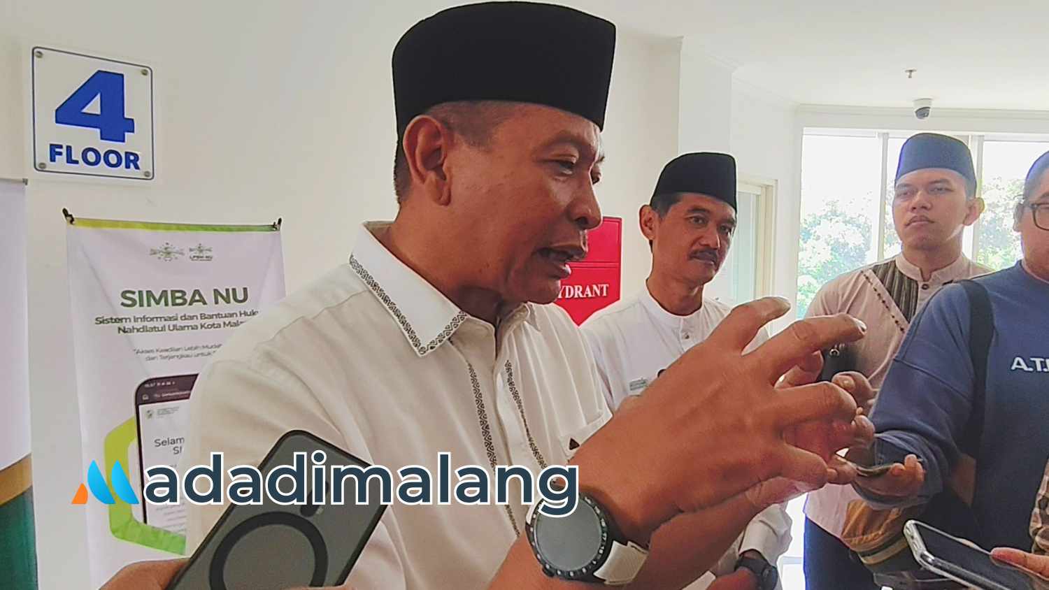 Wali Kota Malang, Dr. Ir. Wahyu Hidayat, M.M., kaji opsi hujan buatan untuk memadamkan kebakaran TPA Supit Urang (Foto : Agus Yuwono)