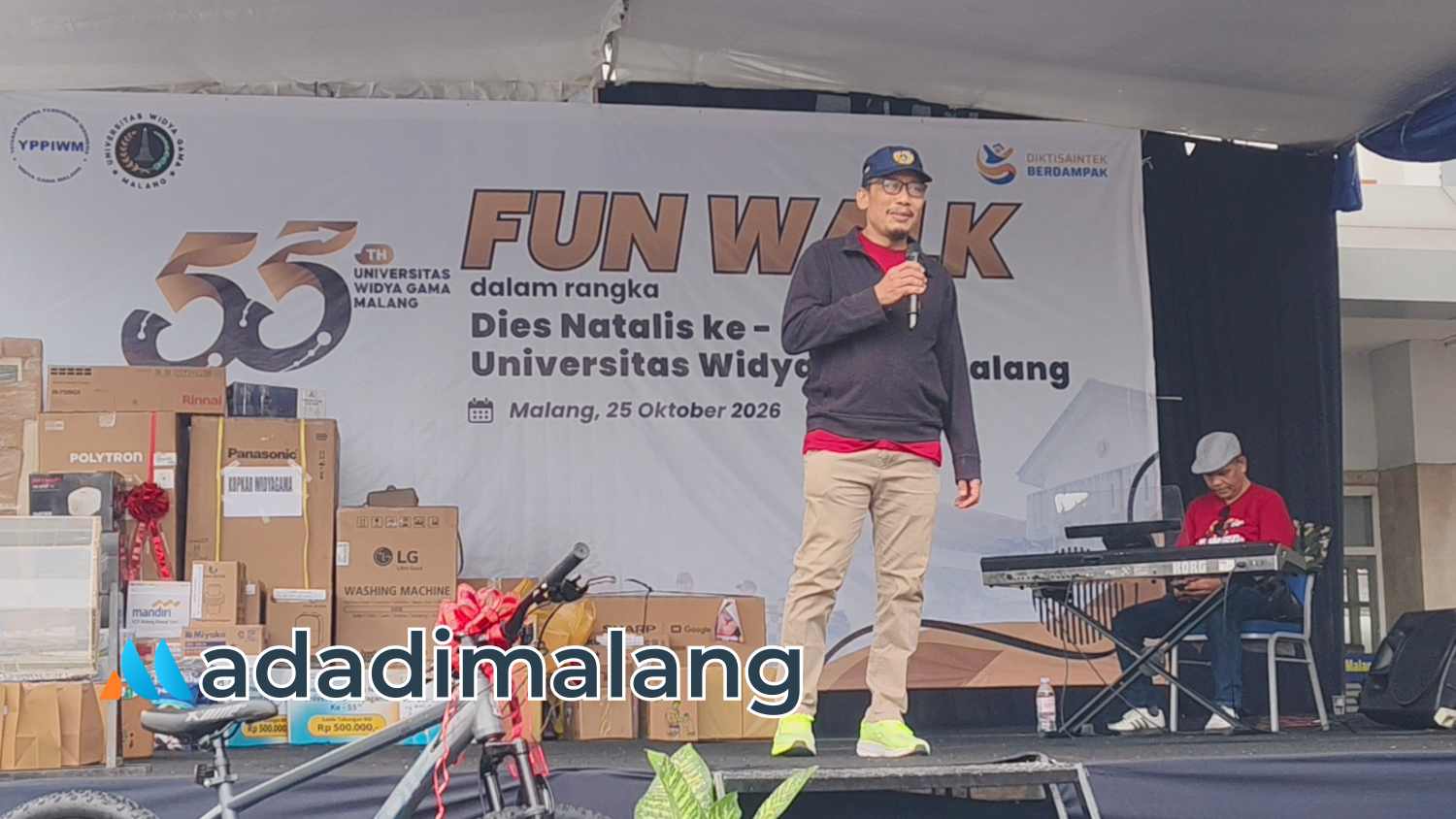 Rektor Universitas Widya Gama (UWG) Malang memberikan sambutan dalam pembukaan kegiatan Fun Walk UWG 2026 pagi hari tadi (Foto : Agus Yuwono)