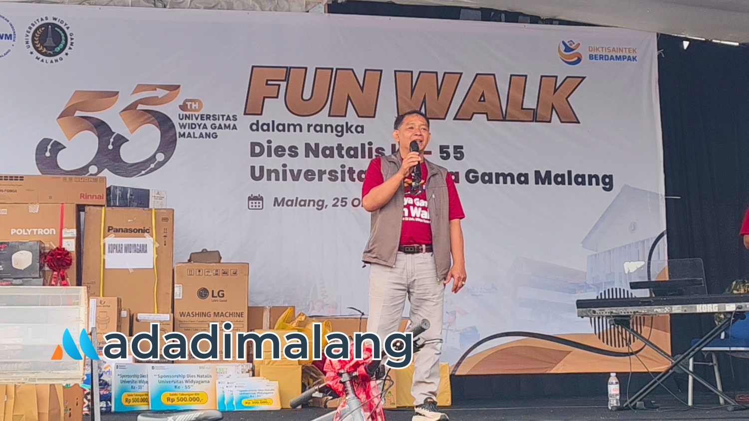 Ketua Panitia Fun Walk UWG 2026, Dr. Survival, S.E., M.M., CMA., saat memberikan laporan sebelum pelaksanaan kegiatan Fun Walk UWG 2026 (Foto : Agus Yuwono)