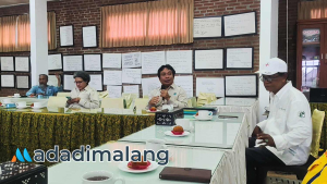 Salah satu anggota Tim Pusat Pengembangan Generasi Lingkungan Hidup Kementerian Lingkungan Hidup Sigit Rustanto, S.Hut., M.Sc., saat menyampaikan penjelasan perihal kedatangannya ke Rumah Prestasi 3G (Foto : Agus Yuwono)