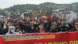 Evaluasi Kepemimpinan Prabowo-Gibran, Ratusan Mahasiswa di Malang Gelar Aksi