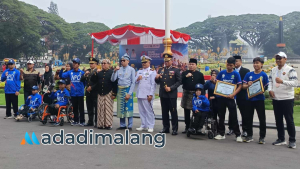 Wali Kota Malang, Dr. Ir. Wahyu Hidayat, M.M., berfoto bersama atlet NPCI Kota Malang usai upacara peringatan Hari Sumpah pemuda ke-98 di halaman balaikota Malang (Foto : Fitri AdaDiMalang)