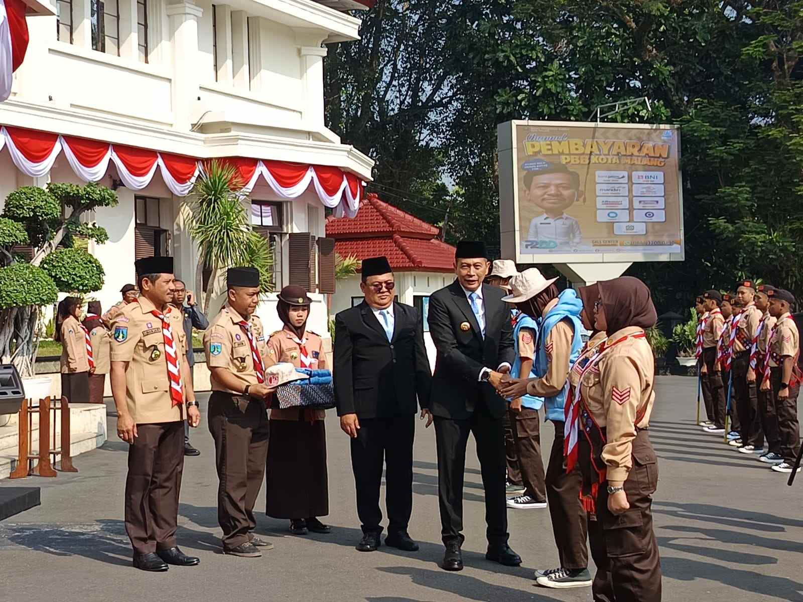 Wali kota Malang,Dr. Ir. Wahyu hidayat, M.M., saat melepaskan 32 Kontingen Pramuka Kota Malang ke Jamnas XII 2026